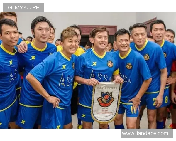 南海足球明星队成员齐聚一堂展现激情与团结的精彩瞬间