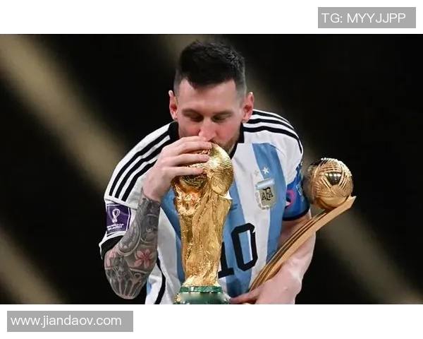 荣耀时刻足球球员捧杯庆祝胜利的背后故事与奋斗历程