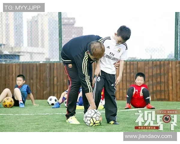 足球是22个踢球者的舞台，激情与智慧交织成一场精彩的竞技盛宴